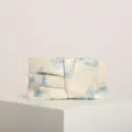 Elegante borsa a tracolla con paillettes floreali blu, design plissettato per feste serali. - Fiori Vintage Celeste
