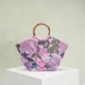 Detailansicht einer eleganten lila Stickerei-Handtasche mit Pailletten und Bambusgriffen - Bambus-Rundgriff / Hellviolette Leinen Blumen Pailletten