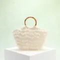 Elegante borsa tote da spiaggia color crema con strati in tulle e manico in bambù - Manico Tondo in Bambù / Gonna con Nappe in Mesh Beige