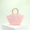 Borsa tote rosa con volant per vacanze, manici in bambù naturale e tessuto a rete. - Manico Tondo in Bambù / Gonna con Nappe in Mesh Rosa