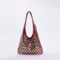 Sac à bandoulière bordeaux style punk avec gros rivets argentés et design fourre-tout spacieux - Bordeaux