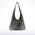 Gros plan d'un sac à main hobo punk noir orné de grands clous circulaires argentés - Noir