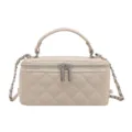Elegante borsa a mano trapuntata color crema con motivo a rombi e catena argento - Bianco