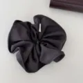 Primer plano de un coletero de tela acanalada gris oscuro con etiqueta hecha a mano - Gris