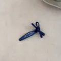 Detail van een donkerblauwe haarspeld met strik, minimalistisch Koreaans haaraccessoire. - Strik BB-clip / Donkerblauw