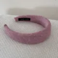Détail du serre-tête rembourré en tweed violet avec haut haut et étiquette fait main - Serre-tête Rembourré / Rose