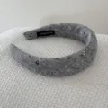 Détail en gros plan de la texture en tweed gris sur un serre-tête rembourré de style - Serre-tête Rembourré / Gris