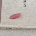 Gros plan d'une pince à cheveux vintage ovale en acétate avec texte "Handmade". - Pinces à cheveux bec de canard / Rose