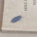 Détail de la pince à cheveux ovale en acétate bleu poudré avec un élégant lettrage doré. - Pinces à cheveux bec de canard / Bleu