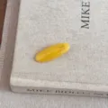 Détail d'une pince à cheveux ovale en acétate jaune avec gravure FRANCE Handmade stylée - Pinces à cheveux bec de canard / Jaune