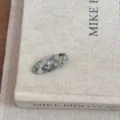 Détail d'une barrette en acétate ovale vintage avec motif marbré sur fond de lin - Pinces à cheveux bec de canard / Gris/Blanc