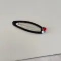 Primer plano de un pasador de pelo negro con circonita roja y perla redonda elegante - Clip BB / Negro