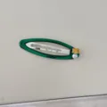 Vue détaillée d'une barrette verte ornée de zircon jaune et d'une perle blanche. - Clips BB / Vert