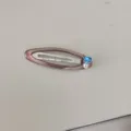 Vue détaillée de la pince à cheveux rose en résine avec zircon bleu et perle élégante - Clips BB / Rose Clair
