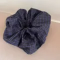Detailansicht eines klassischen blau-schwarz karierten Stoff-Haargummis aus Stoff. - 1# Marineblau Karomuster