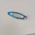 Vue détaillée d'une pince à cheveux bleue avec zircon rose et perle blanche élégante - Clips BB / Bleu clair