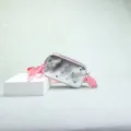 Primer plano de un bolso de cámara plateado con pedrería de colores y detalles de borlas - Plateado