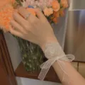 Eleganter weißer Spitzen-Blumen-Haarband mit Rosendetail und feiner Schleife - Spitzen-Blumenmuster / Weiße Blume Weiße Spitze