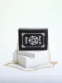 Detailweergave van de gotische Book of Spells crossbodytas met gouden ketting - Magisch Boek Stijl / Zwart (Stijl 1)