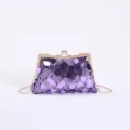 Detailansicht einer luxuriösen lila Pailletten-Abendtasche mit eleganter Goldkette. - Große Paillette Schwalbenschwanz-Verschluss / Dunkelviolett