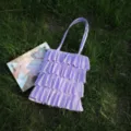 Elegante hellviolette geraffte Tragetasche mit einem mehrlagigen Tortenrock-Design - Violett