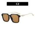 Elegante quadratische Damen-Sonnenbrille mit braunen Gläsern und Perlen-Goldbügeln - Glänzendes Schwarz Braunes Glas Stil (C2) / Glänzendes Schwarz / Teefarbene Gläser