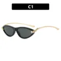 Minimalistische zwarte cat-eye zonnebril met elegante goudkleurige gedraaide metalen pootjes - Glanzend Zwart Frame Grijs Glas (C1)