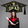 Abschlussfeier Hintergrund Banner in Doktorhut Form mit Congrats Grad Aufdruck - 82x155cm