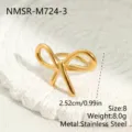 Detaillierte Makroansicht eines goldenen Edelstahl-Schleifenrings auf weißem Untergrund - Größe 8 / Schleife Knoten Design (NMSR-M724-3) / Gold