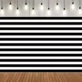 Sfondo fotografico a strisce bianche e nere con lampadine vintage e design pavimento legno. - 95x75cm