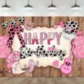 Sfondo fotografico di compleanno da cowgirl rosa con stampa di mucca e decorazioni. - Tema Cowboy Rosa (SBJ-001) / 95x75cm