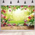 Fondo fotográfico de jardín primaveral con flores coloridas y suelo de madera real - Paisaje de jardín (SBJ-010) / 95x75cm