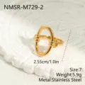 Detailansicht eines goldfarbenen Edelstahlrings mit einem einzigartigen geknoteten Ovaldesign - Größe 7 / Oval Knoten Design (NMSR-M729-2) / Gold