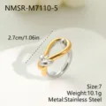 Nahaufnahme eines Edelstahl-Knotenrings in Gold und Silber mit Materialdetails - Größe 7 / Gold Silber Zweifarbig Knoten Design (NMSR-M7110-5) / Gold-Silber-Kontrast
