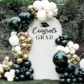 Schwarz goldener und weißer Abschlussballonbogen mit U-förmigem Hintergrundtuch - Bogen-Design / 50x120cm