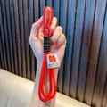 Roter geflochtener Schlüsselanhänger mit rotem Karabiner und dekorativem Stoffetikett - Rot