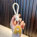 Llavero de letra A de cuero PU amarillo y blanco para bolsos y llaves con cuerda - Letra A