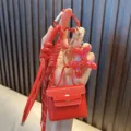 Llavero de mini bolso de cuero PU rojo con cordón y colgante de perro globo rojo - Rojo