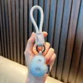 Llavero de cuero PU azul claro con letra B del alfabeto y correa para colgar bolsos - Letra B
