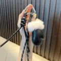 Portachiavi guanto in pelle nera di lusso con bordo in pelliccia e corda intrecciata - Nero
