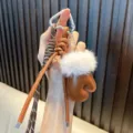 Elegante portachiavi guanto in pelle con bordo in peluche bianco e cordino intrecciato. - Caffè