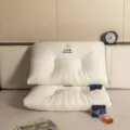 Vista macro detallada de almohadas cervicales blancas con diseño de soporte ergonómico. - 48*74cm / Cápsula espacial