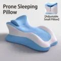 Vista detallada de una almohada ergonómica azul y blanca para dormir boca abajo ajustable - 57*37*24cm / Azul