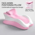 Vista detallada de la almohada ergonómica rosa para dormir boca abajo con reposacabezas - 57*37*24cm / Rosa