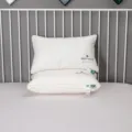 Dos almohadas de hotel de algodón blanco de alta elasticidad apiladas en cama blanca - Almohada Alta / 48*74cm
