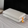 Par de almohadas de espuma viscoelástica de seda fresca de verano para protección del cuello - 42x70x6cm / Gris