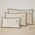 Set mit drei minimalistischen Baumwoll-Kinderkissen mit abnehmbaren Blumenbezügen - Kinder / 30x50cm / Gebrochenes Weiß