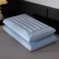 Cuscino premium in cotone memory foam azzurro con rimbalzo lento e dettagli trapuntati a righe - 8cm (42x70cm) / Blu