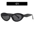 Trendy zwarte cat eye zonnebril met een klein ovaal montuur en UV-bescherming - Glanzend Zwart Grijze Lens