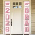 Striscioni di laurea rosa glitterati con scritte Class of 2026 e Congrats GRAD per porta - 30x150cm / Rosa